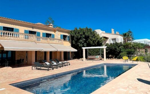 Mediterrane Villa mit Ferienvermietlizenz in erster Meereslinie in Cala Pi