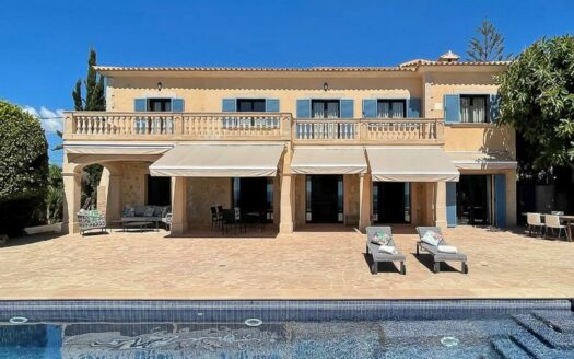 Mediterrane Villa mit Ferienvermietlizenz in erster Meereslinie in Cala Pi