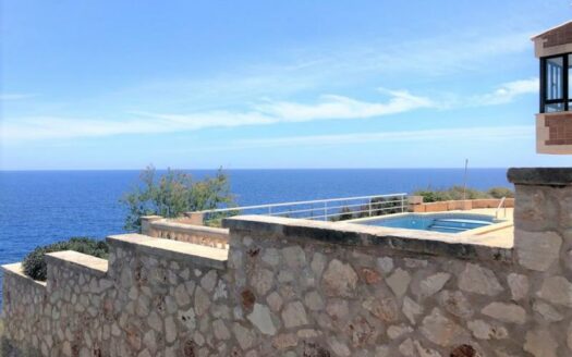 Mediterrane Villa in erster Meereslinie in Cala Llombards