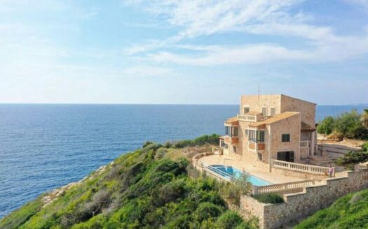 Mediterrane Villa in erster Meereslinie in Cala Llombards