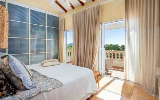 Villa in Santa Ponsa mit Teilmeerblick und Pool