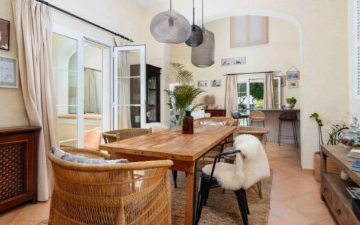 Villa in Santa Ponsa mit Teilmeerblick und Pool
