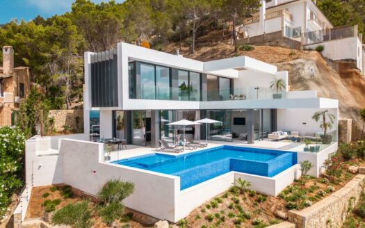 Neubau Villa mit traumhaftem Meerblick über der Bucht Cala Llamp