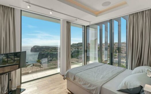 Neubau Villa mit traumhaftem Meerblick über der Bucht Cala Llamp