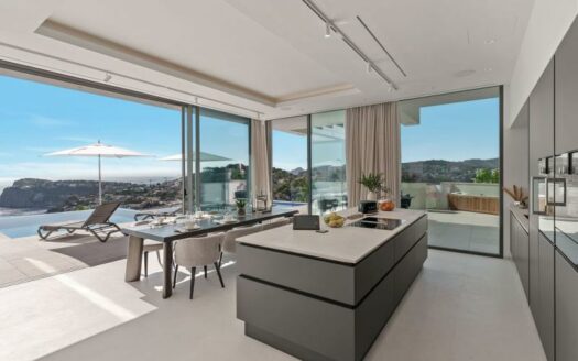 Neubau Villa mit traumhaftem Meerblick über der Bucht Cala Llamp