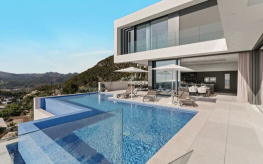 Neubau Villa mit traumhaftem Meerblick über der Bucht Cala Llamp