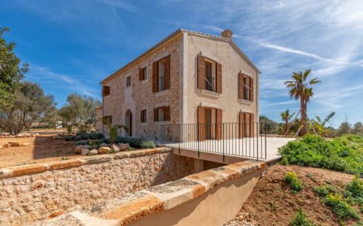 Exklusive Neubaufinca mit Pool in Santanyi