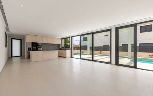 Moderne Neubau Villa in 2. Meereslinie von Son Veri Vell, fußläufig zum Strand und zum Hafen