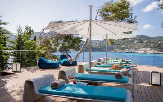 Luxusanwesen mit Gästevilla in Camp de Mar in erster Meereslinie
