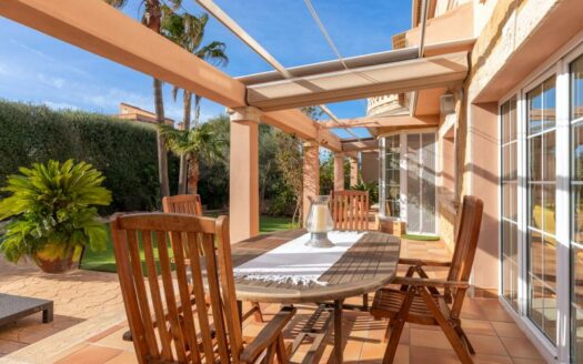 Elegante Villa nahe Golfplatz Maioris mit Teilmeerblick