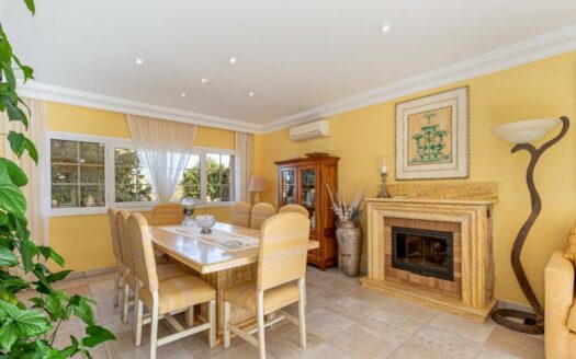 Elegante Villa nahe Golfplatz Maioris mit Teilmeerblick