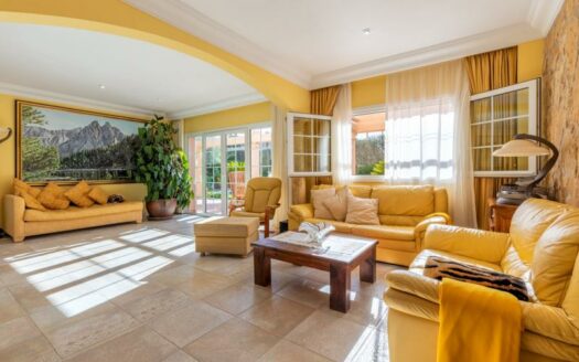 Elegante Villa nahe Golfplatz Maioris mit Teilmeerblick