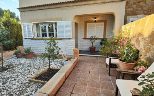 Gepflegtes Haus mit Garten und Terrasse mit Meerblick in Badia Blava