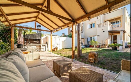 Gepflegtes Haus mit Garten und Terrasse mit Meerblick in Badia Blava