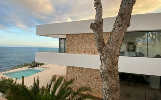 Moderne Villa in erste Meereslinie in Cala Pi